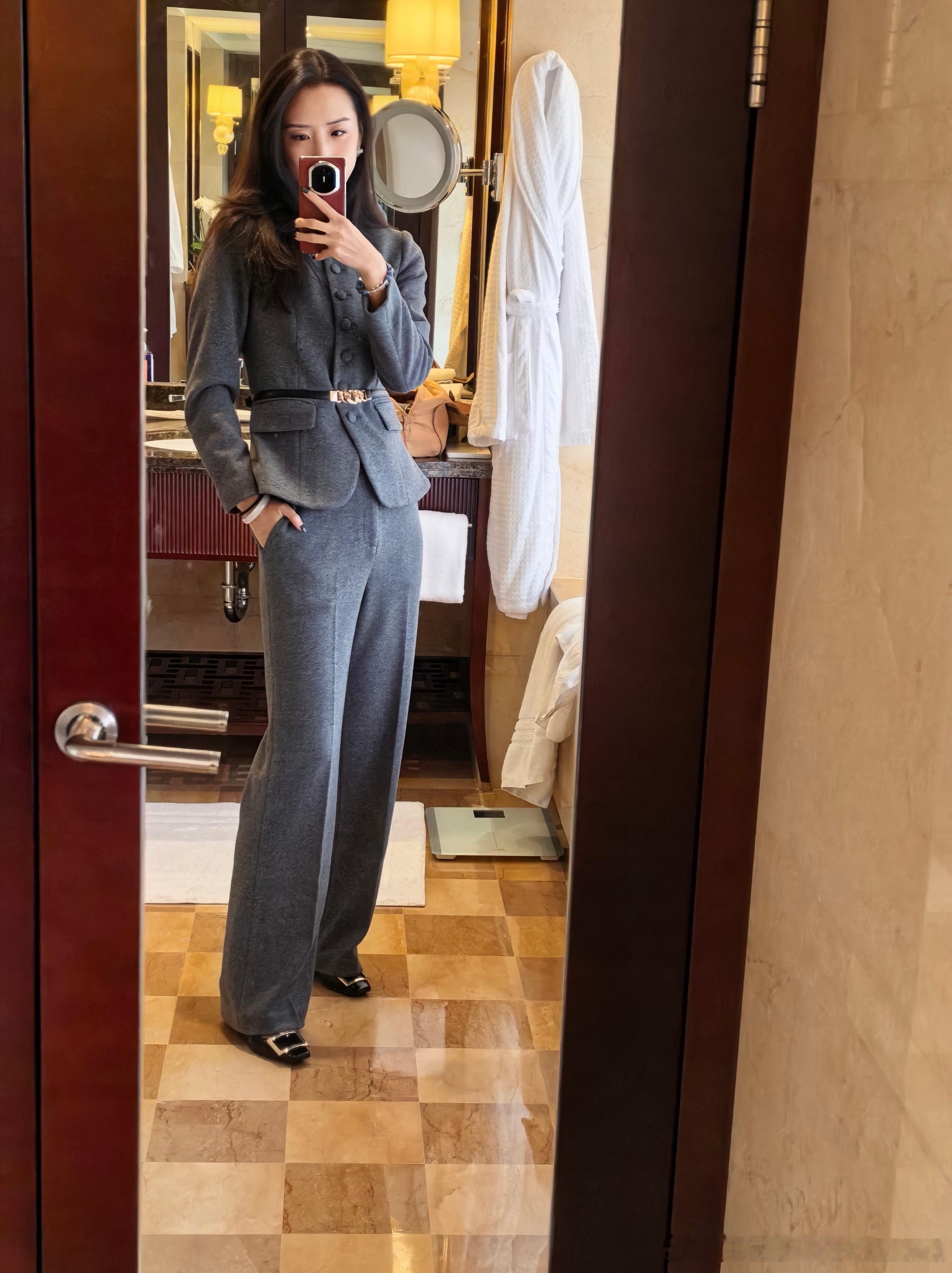 来分享个今日份穿搭，很多时候参加晚宴会有Dress code，我基本都是裤装，今