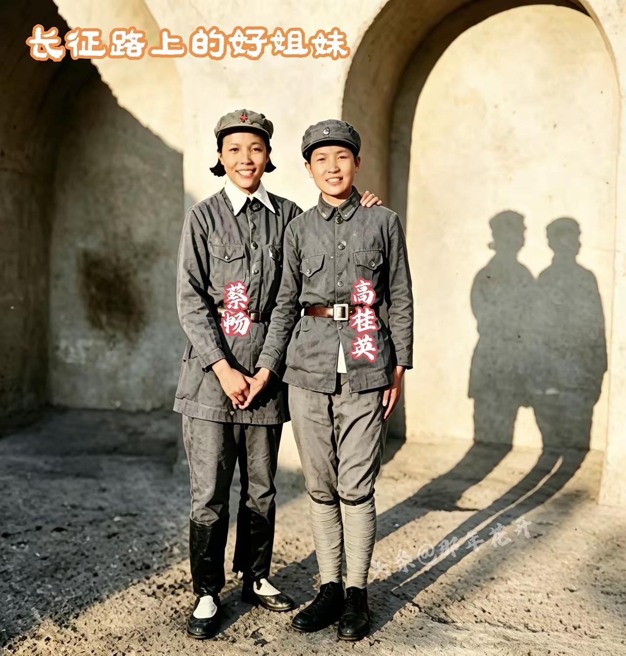 1937年，红军长征结束来到甘肃停留，那时，34岁蔡畅和少数民族回族小红军拍照留