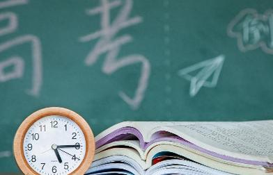 6月8日下午，北京2026年高考英语科目落下帷幕。作文题刚一公布，社交媒体瞬间炸