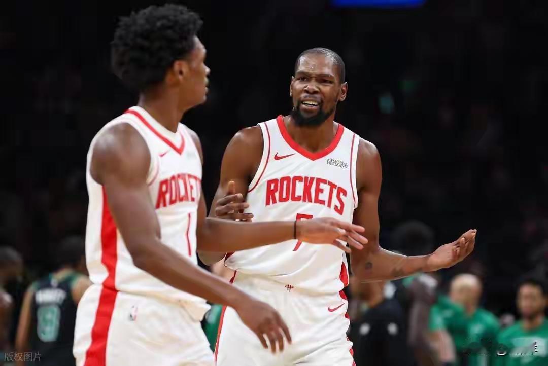 火箭首节末尾一波小高潮拉开分差，杜兰特“教科书”式的中投，单节16分，主宰比赛。