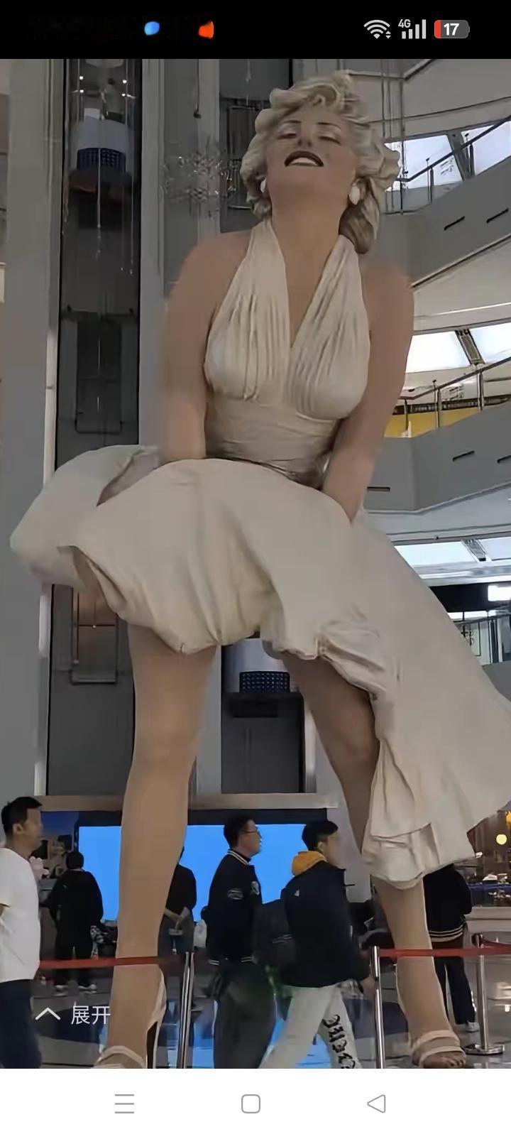 这个雕像拆的好，天天从她的裙子底下走实在不光彩。
大连8米高的玛丽莲梦露雕像，没