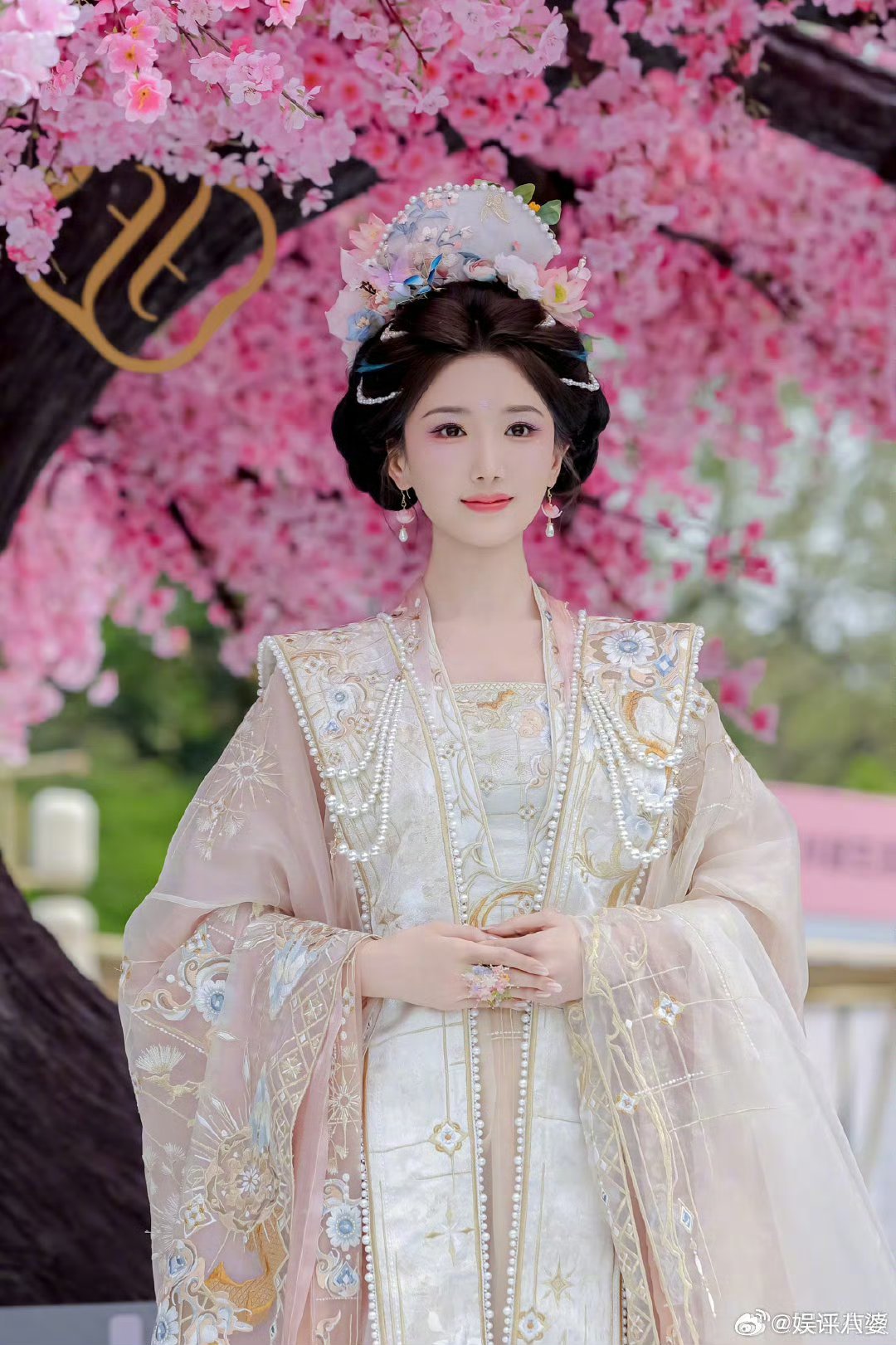 粉紫花神妆糅合春日灵气，浅粉花丝刺绣华服衬得毛晓彤温婉动人✨ 轻捻花枝倚油纸伞，