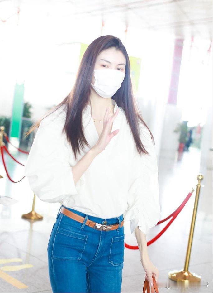 何穗的超模气质真的无可替代！泡泡袖上衣搭配喇叭裤，简约又洋气，高级感直接拉满！ 