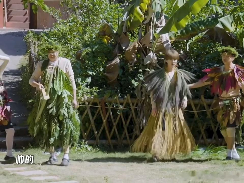 邓超陈赫一直在鼓励鹿晗邓超陈赫鼓励鹿晗走秀 直拍里鹿晗走秀有点放不开，邓超陈赫全