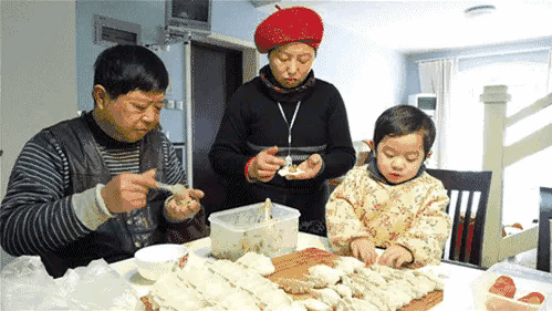 别胡说八道！农民打工致富根本离不开包产到户
 
有人说，农民盖房买车、进城落户全