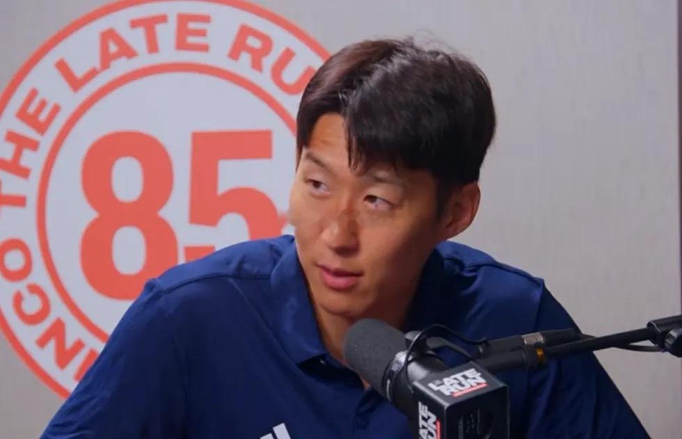 孙兴慜表示：“说实话，在我看来，这两个人根本没有办法拿来直接比较。首先，二人都对