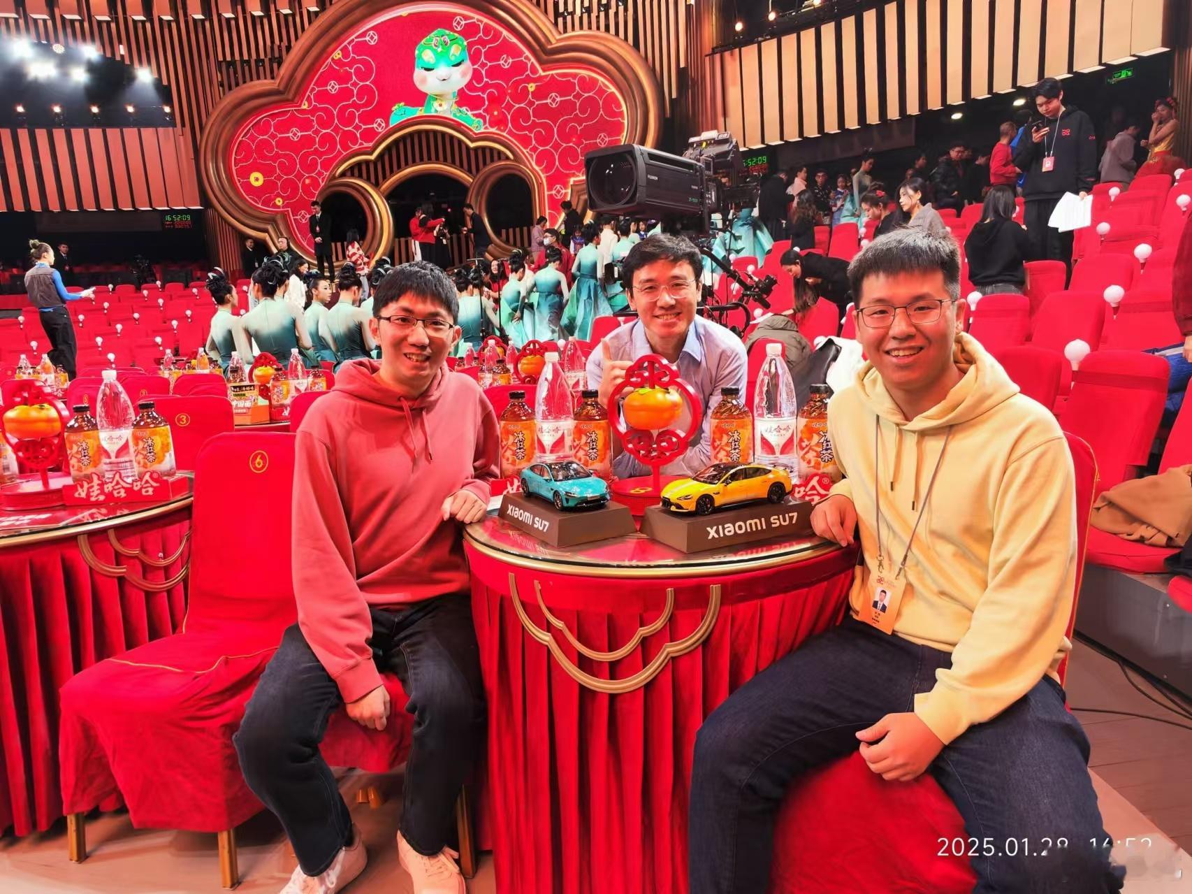 新年快乐 昨晚参加春晚《伟业》歌曲演唱的三位小米的同事，除了照片中间那位以外，另