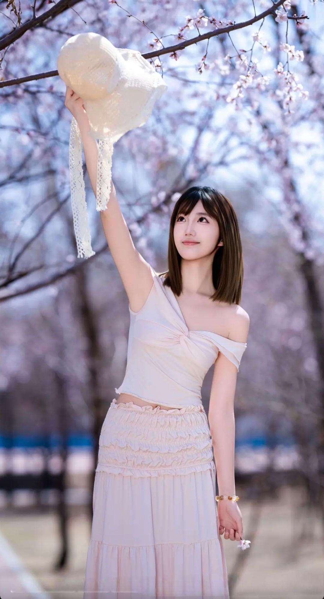 春日花下人，笑语入花枝。