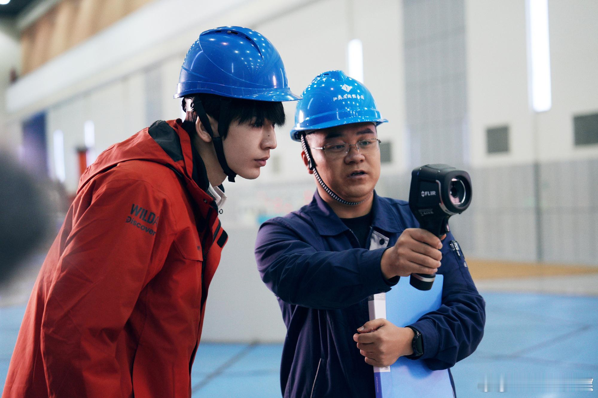 张凌赫近距离看马达直呼害怕张凌赫在大学知识忘光前挣扎一下 近距离直面马达瞬间面露