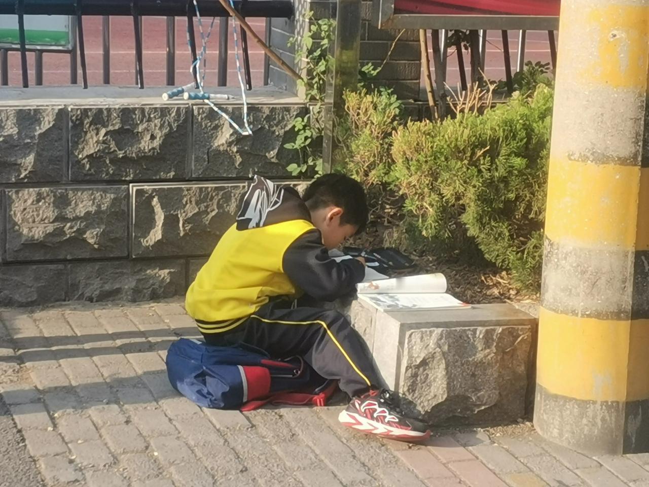 当一些低龄孩子还沉迷于蛋仔等网络游戏时候，却也有一些自律的孩子哪怕是在校外等家长