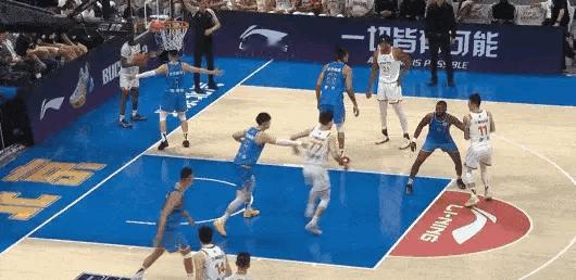 CBA裁判学着点，这种球人家毫不犹豫一个违体上海男篮vs北京男篮CBA季后赛