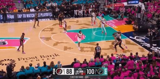 无解！文班亚马三分命中创造历史！
在今天NBA季后赛马刺对阵开拓者的第四节比赛中