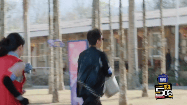 鹿晗任敏追着邓超滋水哈哈哈哈哈 看完这段，我学会了两个道理：第一，玩水枪一定要先