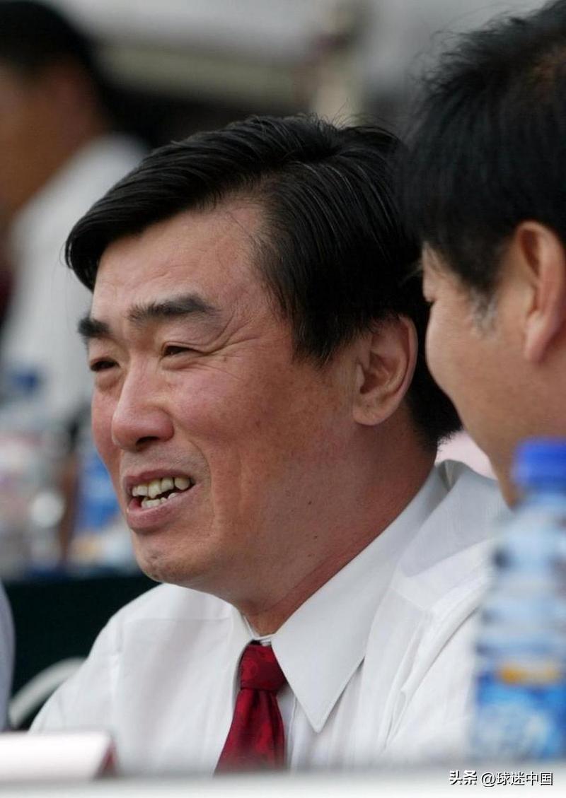阎世铎接手时，中国足球正泡在泥里。
假球、黑哨、默契球横行，有场比赛最后十分钟连