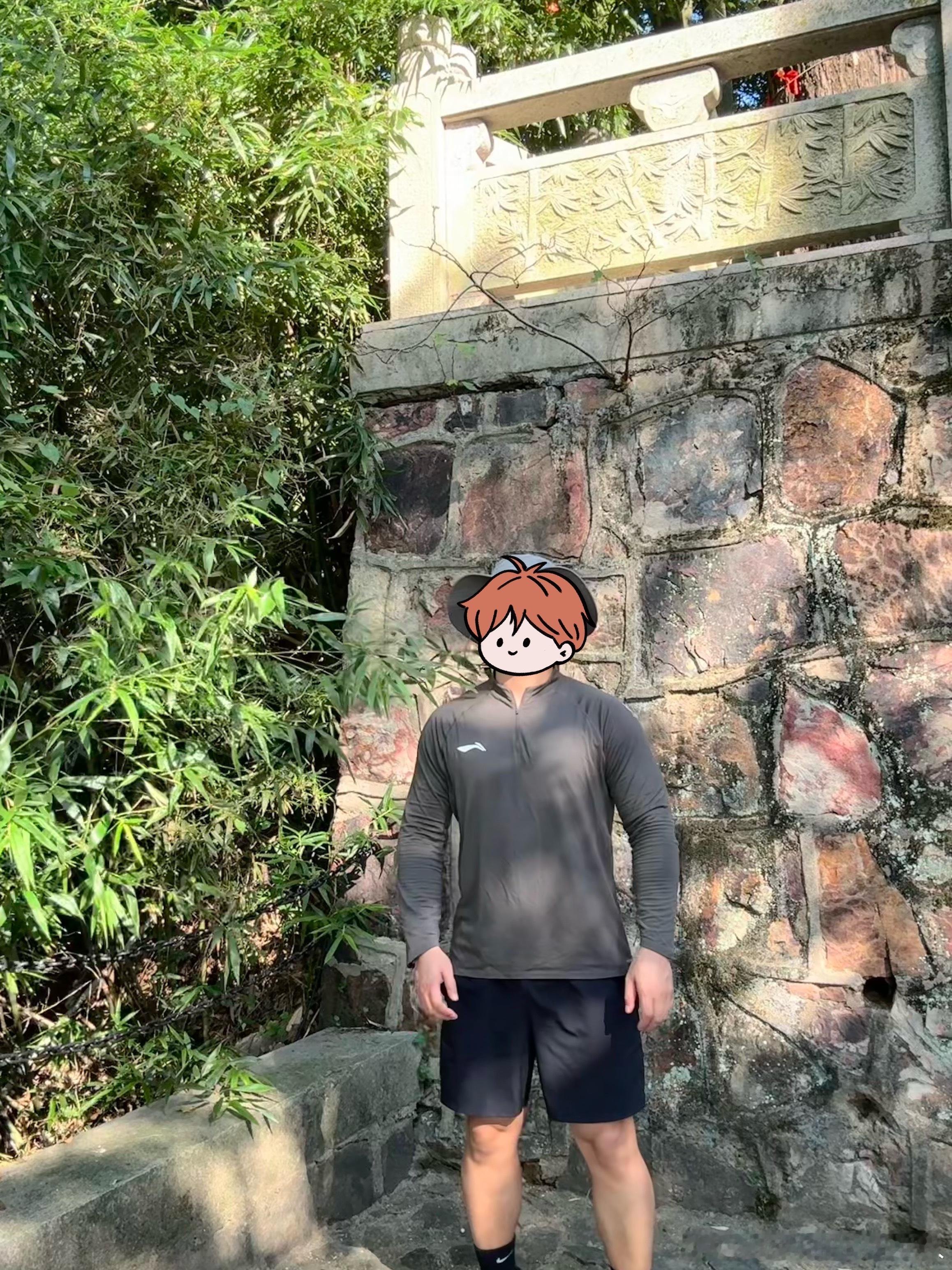假期最后一天，终于出太阳了，秋高气爽好适合爬山。（没有摄影师，只能自拍了🤳） 
