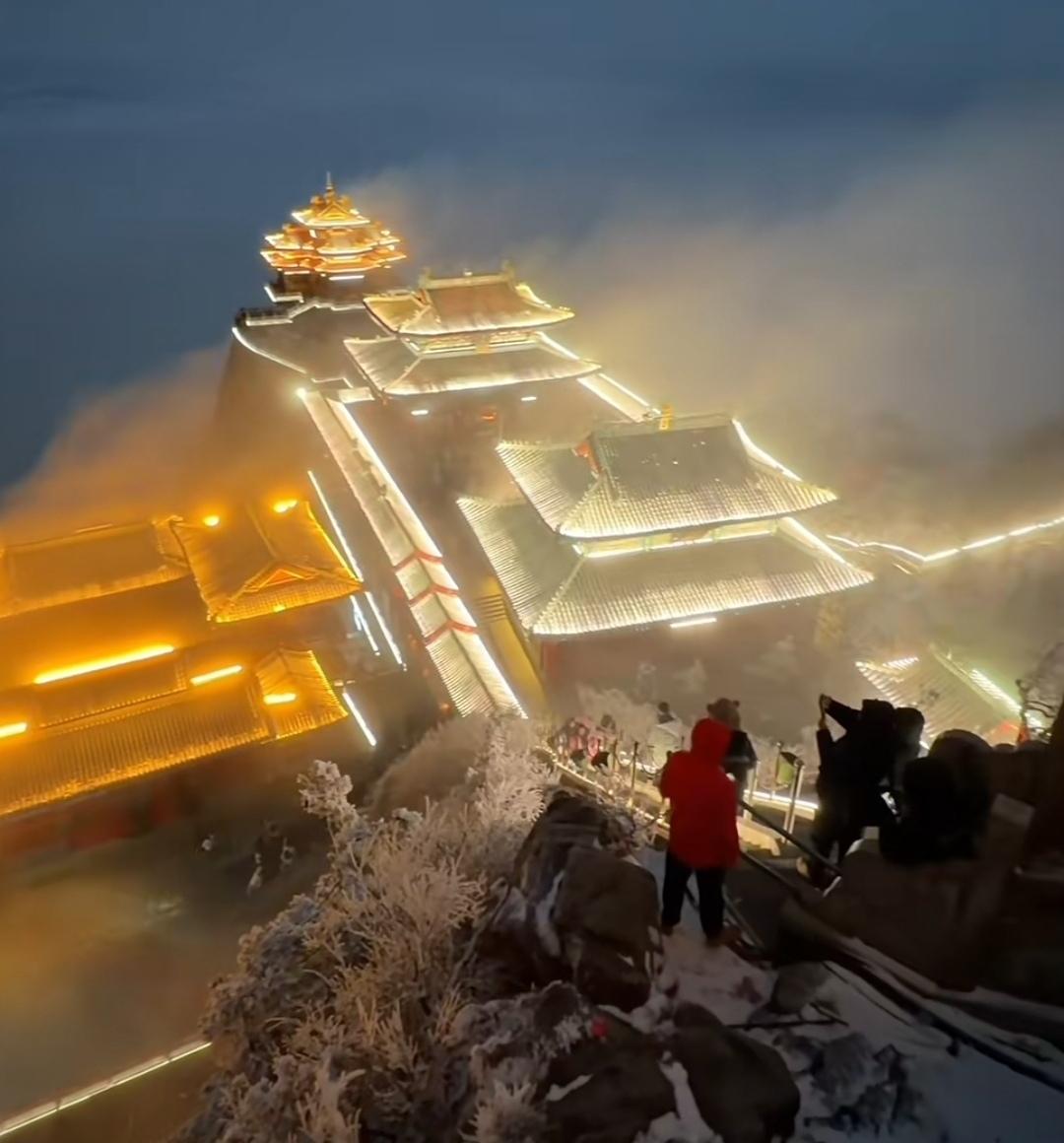 河南老君山一游才证实了之前的听闻是真的，真的是壮观。这不愧是网红打卡地。
但景区