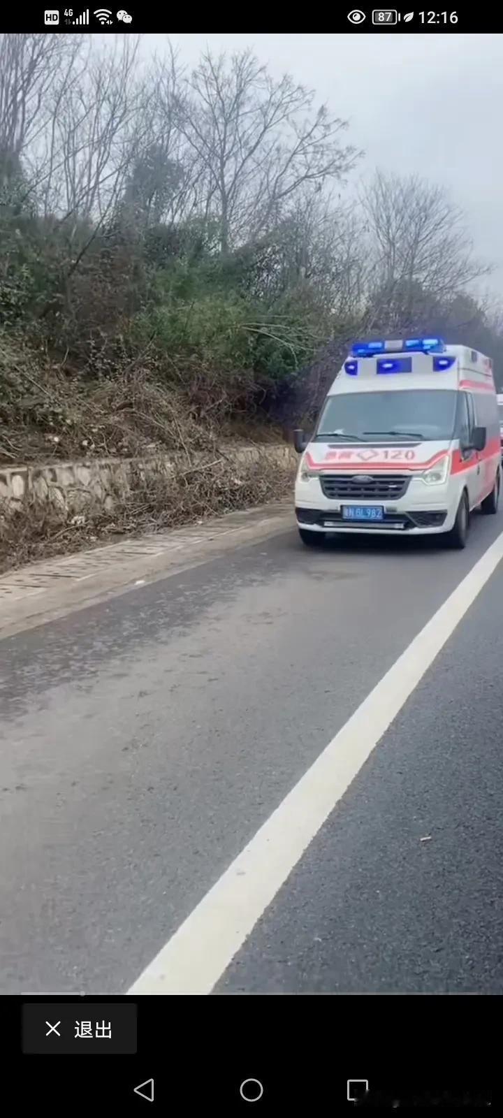 这些挨千刀的！死死的把应急车道给占了，五辆救护车都过不去！都等着紧急救援呢，这是