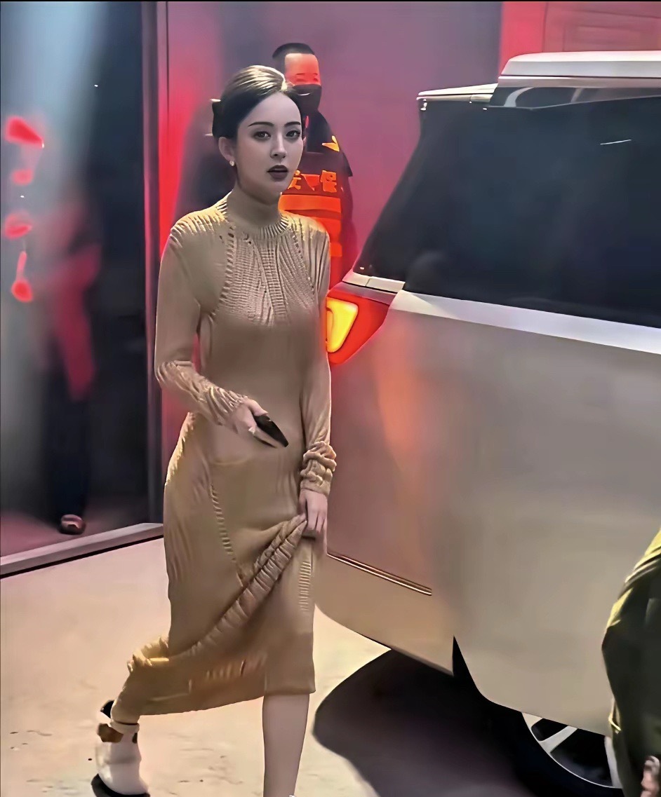 女明星能进娱乐圈是有原因的，娜扎肯定很自律。 