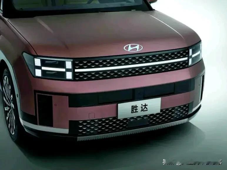 站在第五代胜达面前，我被它硬派的造型深深吸引。这款中大型SUV，简直就是户外轻野