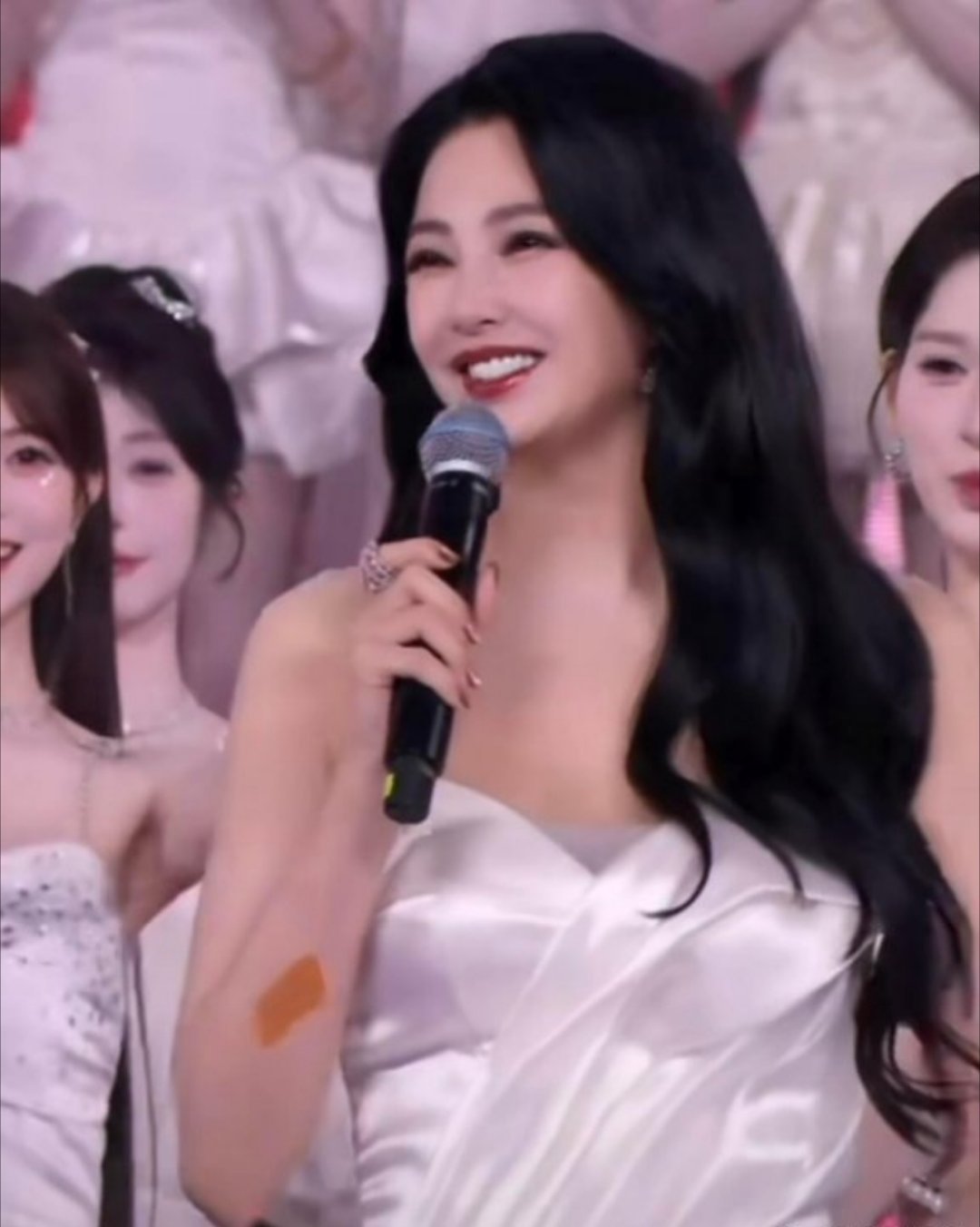 被张雨绮的表现力鲨疯了！这气场、这表情管理都好牛，果然每一次活动的妆造都很惊艳 