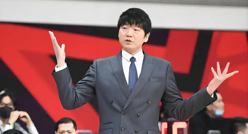 山东男篮正在亲手废掉自己的王牌。你见过神射手在场上折返跑，几乎摸不到球吗？
 