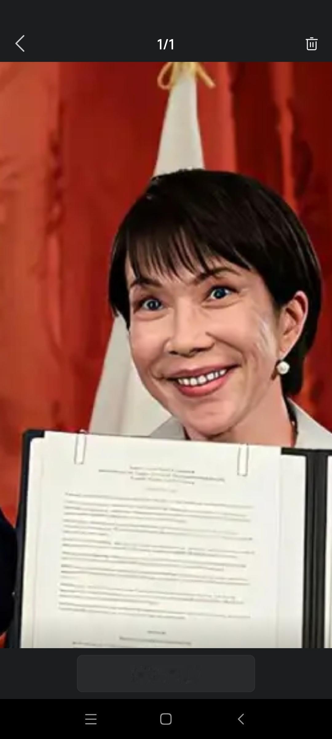 她笑起来好吓人!细看那眼神，是不是很狰狞!估计她不笑比笑要好看一点点吧！她可咋当