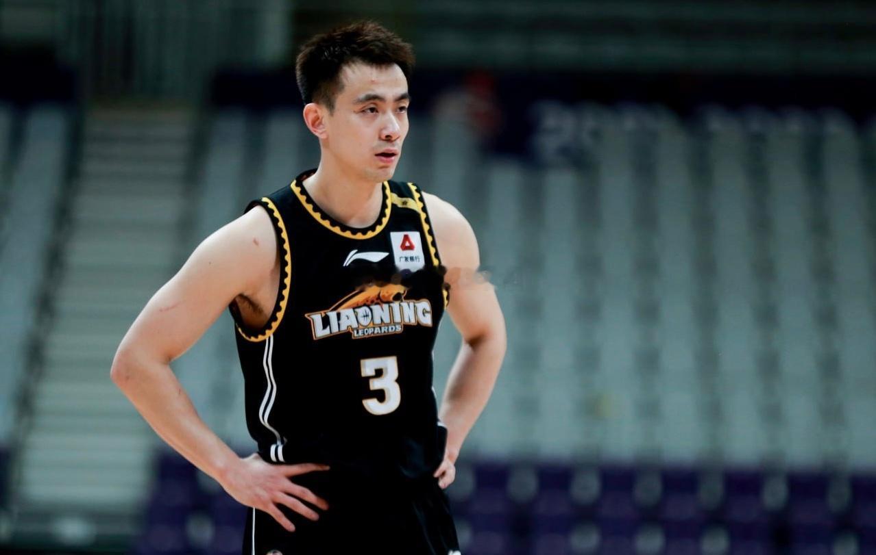  篮球之夜 赵继伟 代表球队领奖#赵继伟西装造型##篮球之夜好多人呀# ​​​