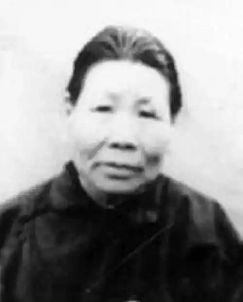 [微风]1941年，山东哑巴女子明德英，用乳汁救活了八路军小战士庄新民。44年后