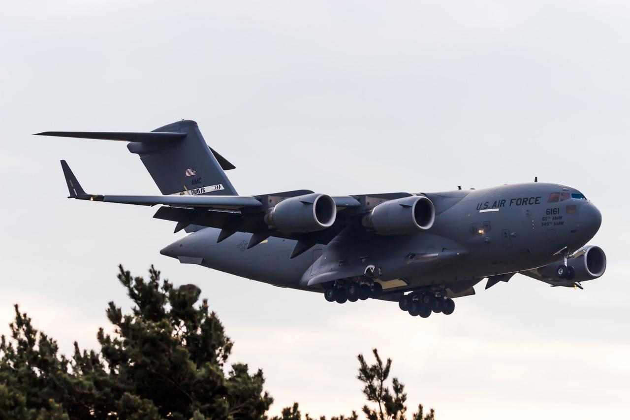 突发新闻：英国和美国空军正在中东地区集结。

近日，英国皇家空军第12中队的4架