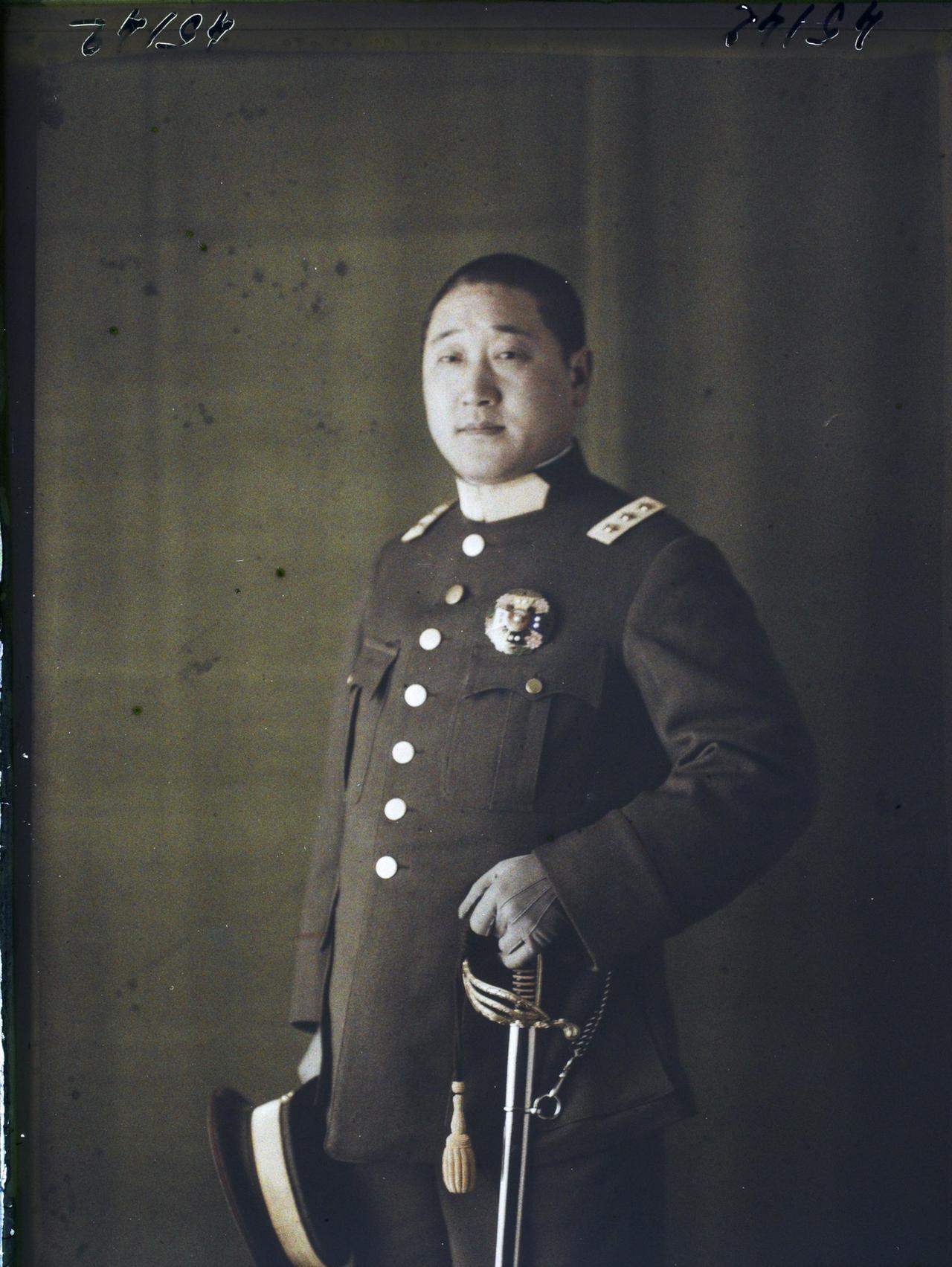 徐树铮的戎装，拍摄于1919年前后的北京照相馆。画面主人公是北洋皖系将领徐树铮，