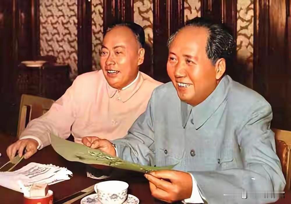 毛主席和陈毅元帅，二人一同审阅文件、谈笑交流，定格了建国前后老一辈领导人共商工作