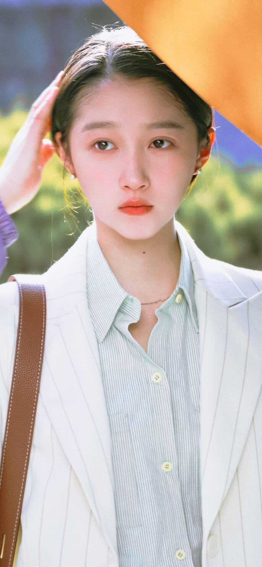 关晓彤越素越美丽  关晓彤体制内女友即视感 谁懂《小巷人家》里的就像温柔内敛的初