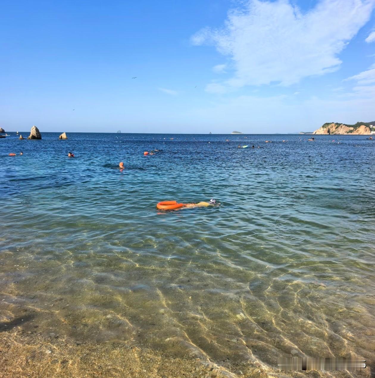 大连石槽琥珀湾，快来吧！
此时的海边浴场，天空湛蓝，海水清澈见底，风吹呀吹，好久