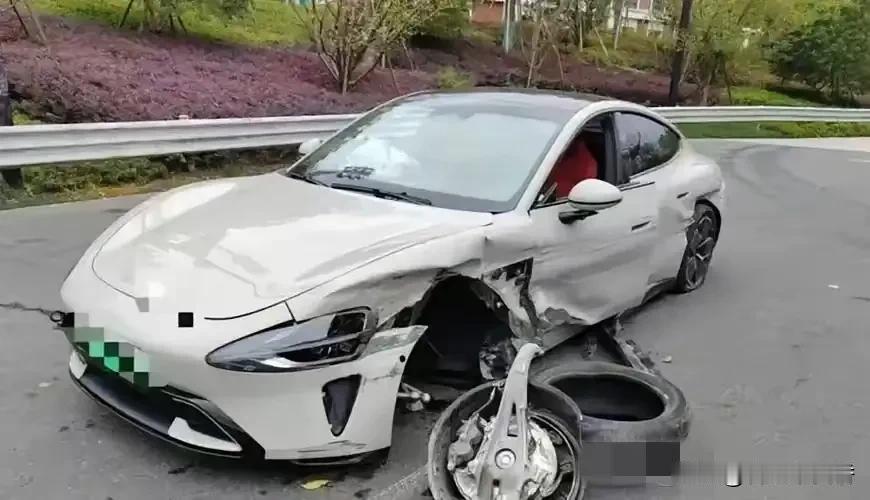 12月15日，浙江杭州小米下沙交付中心出大事了。一位刚提车的小米YU7车主，车还