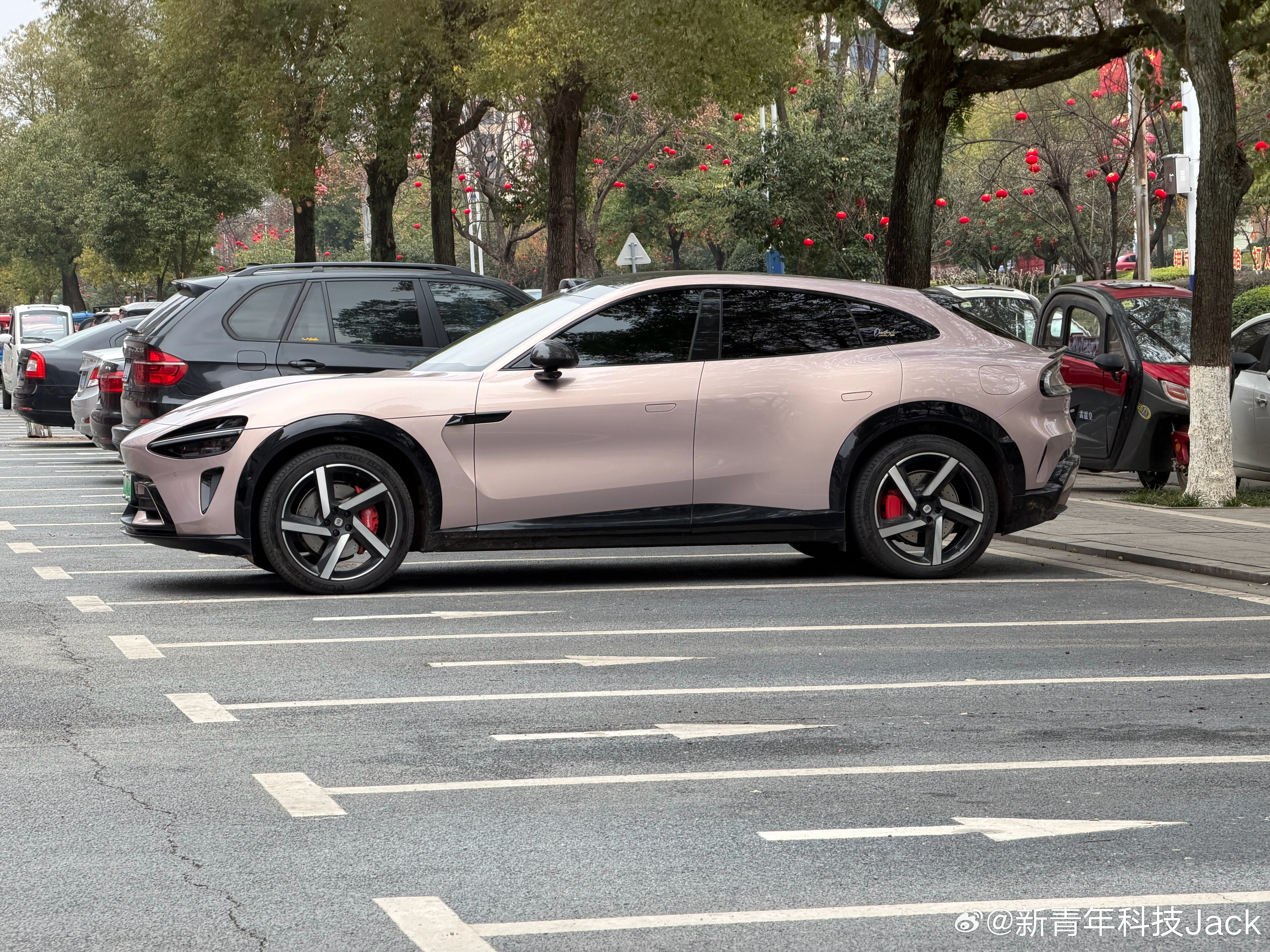 现在可以说是买小米YU7最好的时机了，有一批现车不用等立马就能提车，各种版本都有