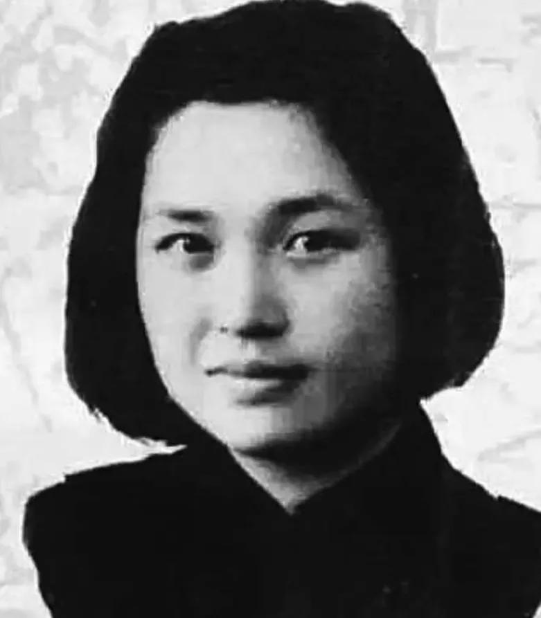 1941 年，一个女囚被捕入狱后，监狱长一脸得意，解开衣扣就朝她扑了过去。可是，