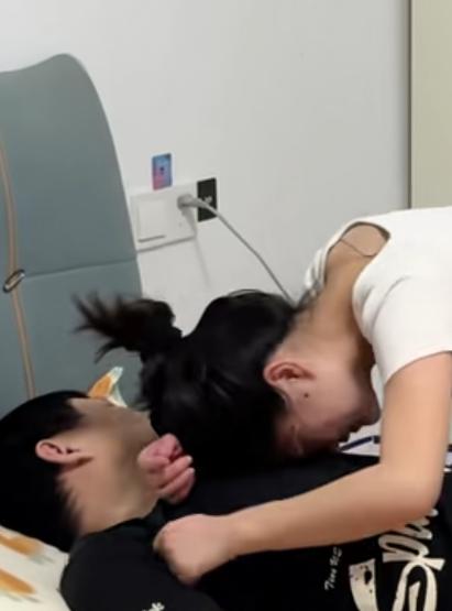 饭桌上还冒着热气呢，人就没了。39岁的装修工大哥累到犯困去躺了十分钟，再也没醒。