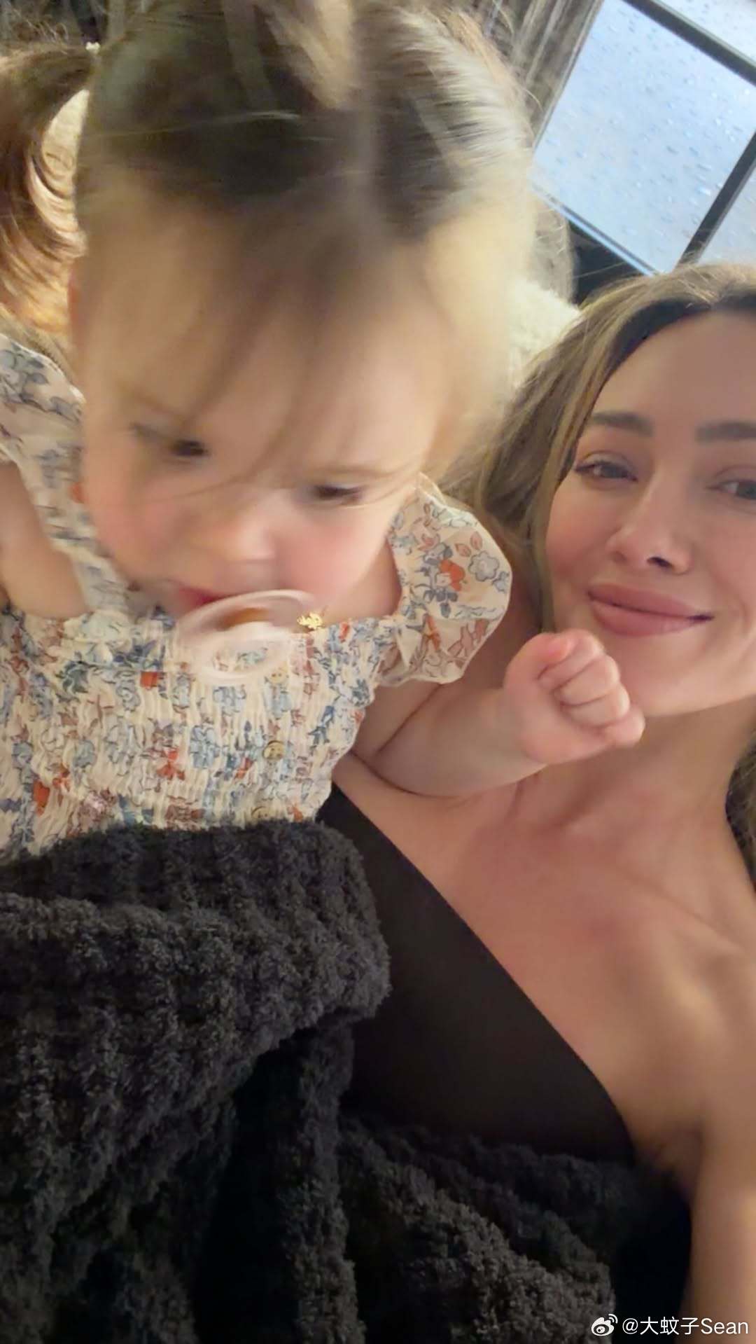 Hilary duff希拉里达芙和小闺女Townes，温柔的妈咪和活泼的娃 