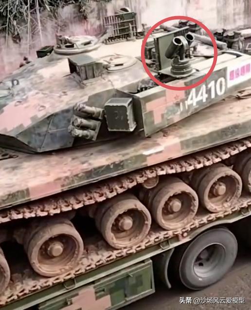 96A的炮塔两侧显著新增了GL-6主动防御系统。图片里的发射器是简化型的双联装，