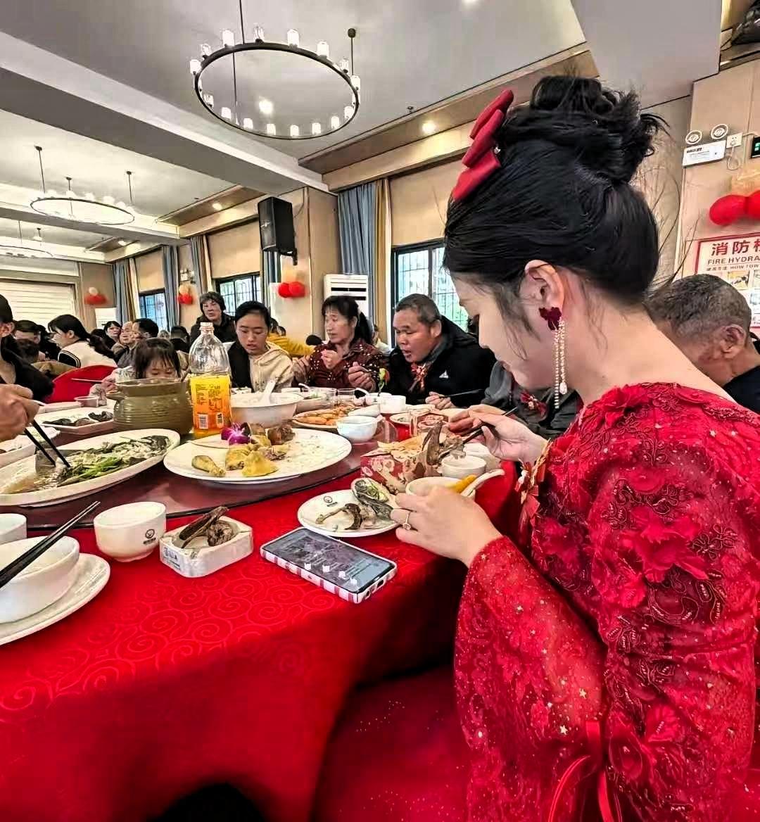 无锡的这场婚礼，道出了婚姻最真实的模样，没有繁杂流程，没有铺张场面，却让人心里格