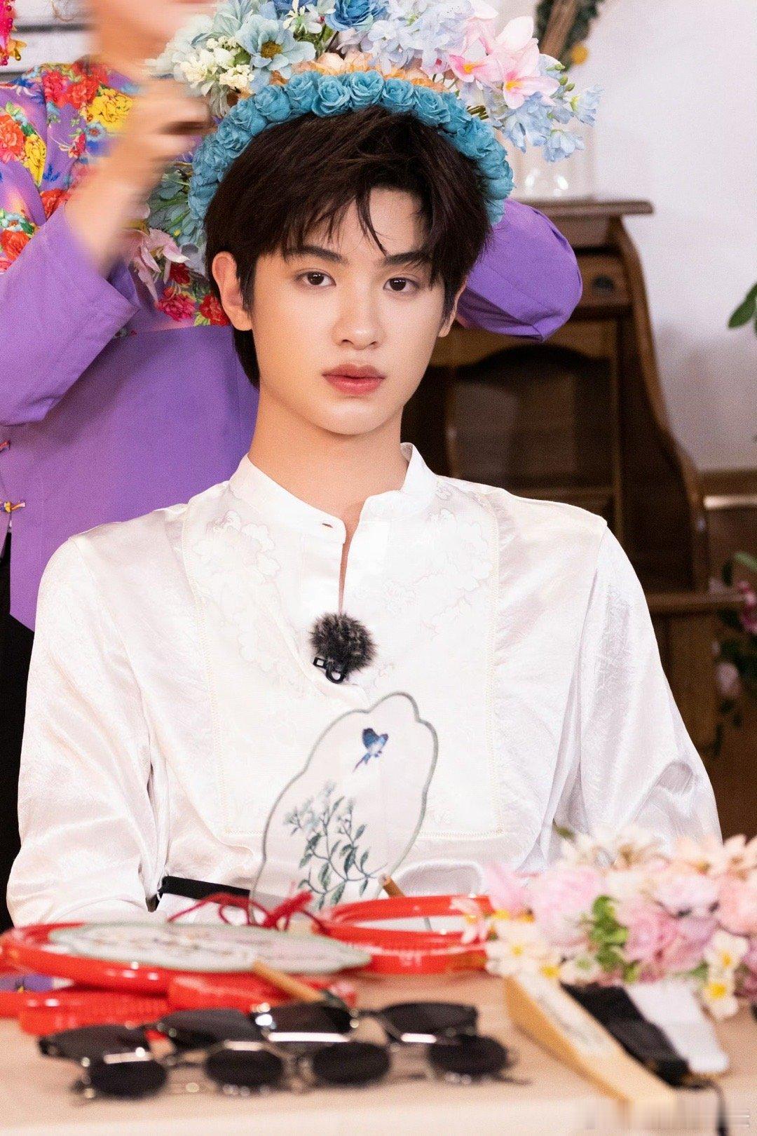 #黄明昊簪花图#黄明昊的簪花造型让人隔着屏幕都开始疯狂心动了，整个人的气质和非遗