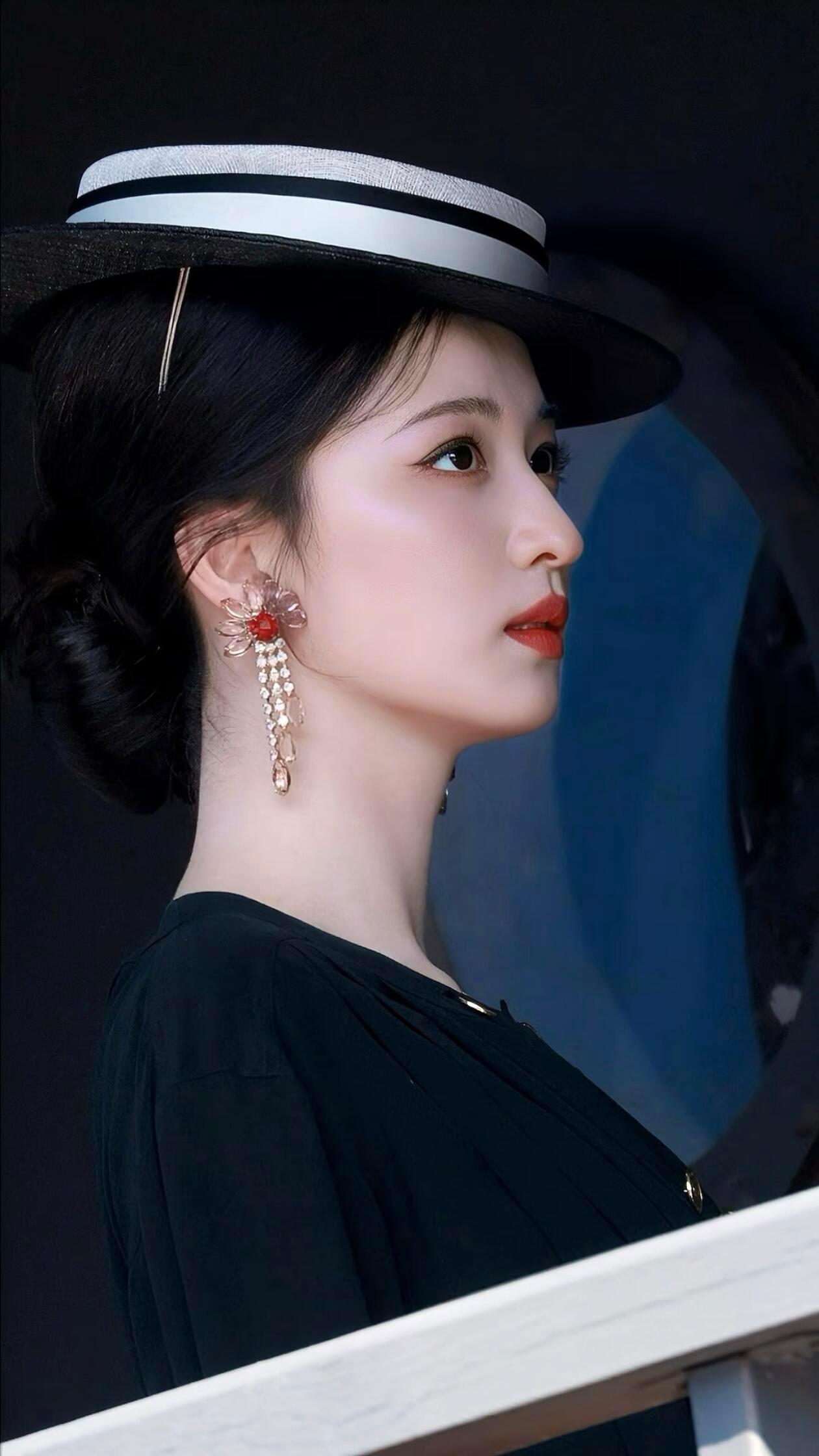 王楚然民国女主具像化温婉不失疏离，柔弱自带风骨。这一身旗袍一撑伞，她就是民国剧里