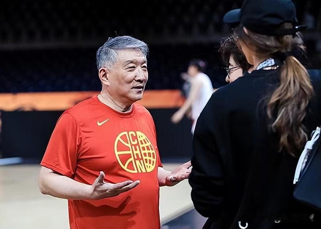 不应该呀！按理说，现在篮球的训练比以前更科学，为什么男篮和女篮的投篮水平都在退步