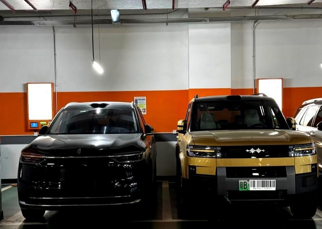 刚把坦克300停好，就看到了奇景：余承东的问界M7和王传福的方程豹钛7并排停着，