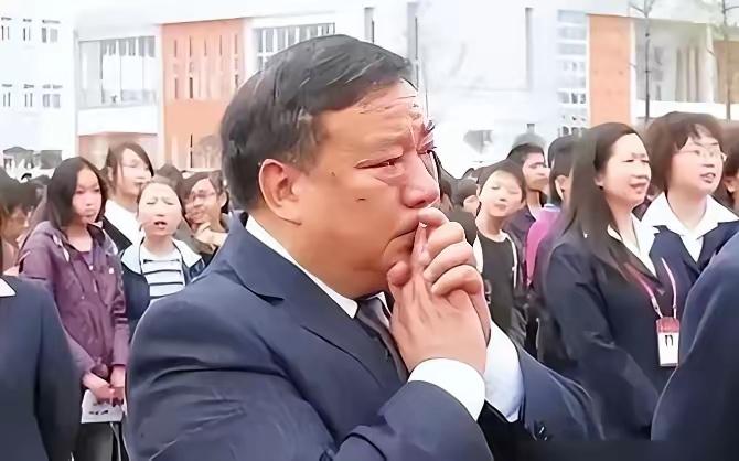 科学都无法解释！ 2008年，正在绵阳出差的叶志平，感受到剧烈摇晃的他疯了似的往