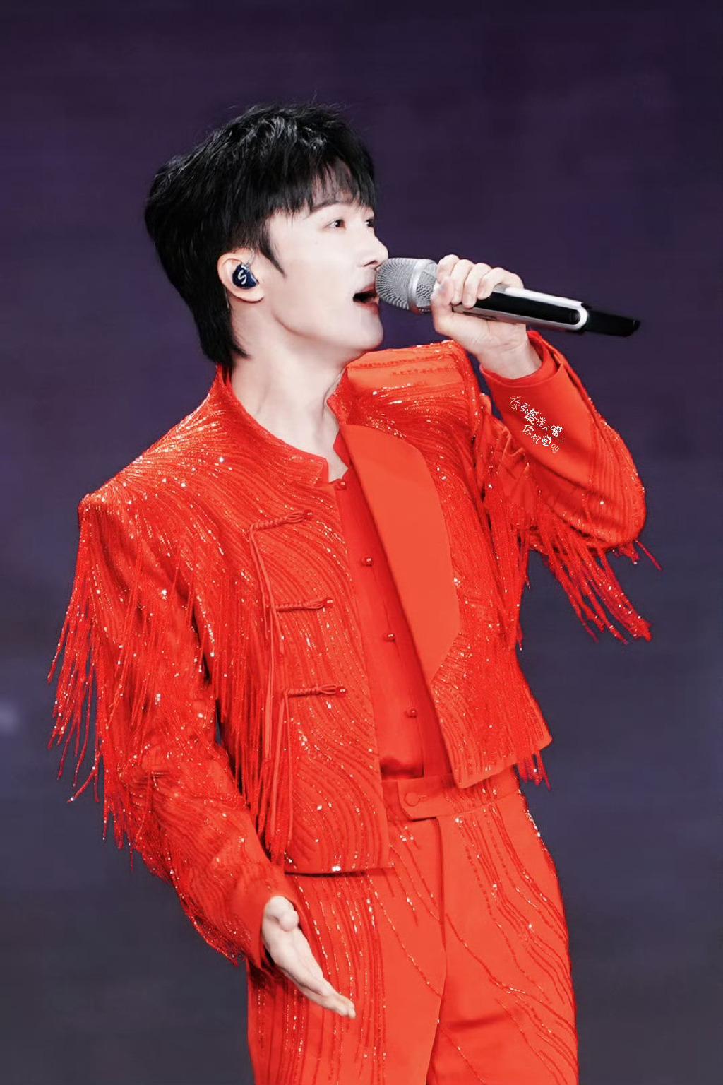 周深一开口，我突然就懂了什么叫“被安慰”

周深在微博之夜唱《总有美好在路上》的