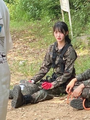 【张元英】女神往那里一坐敌人都被萌死了 ​张元英 麻辣女兵IVE回归主打曲XOX
