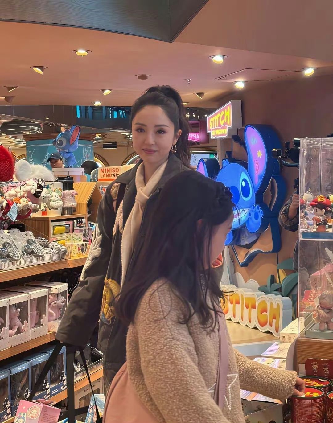 其实我真觉得有颜有钱有女儿，是可以不用再婚的。 