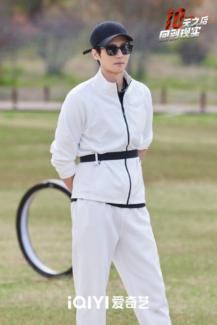 #陈妍希陈靖可男帅女美还聪明#陈靖可和陈妍希在复活岛中联手解题，获得宝箱后迅速解