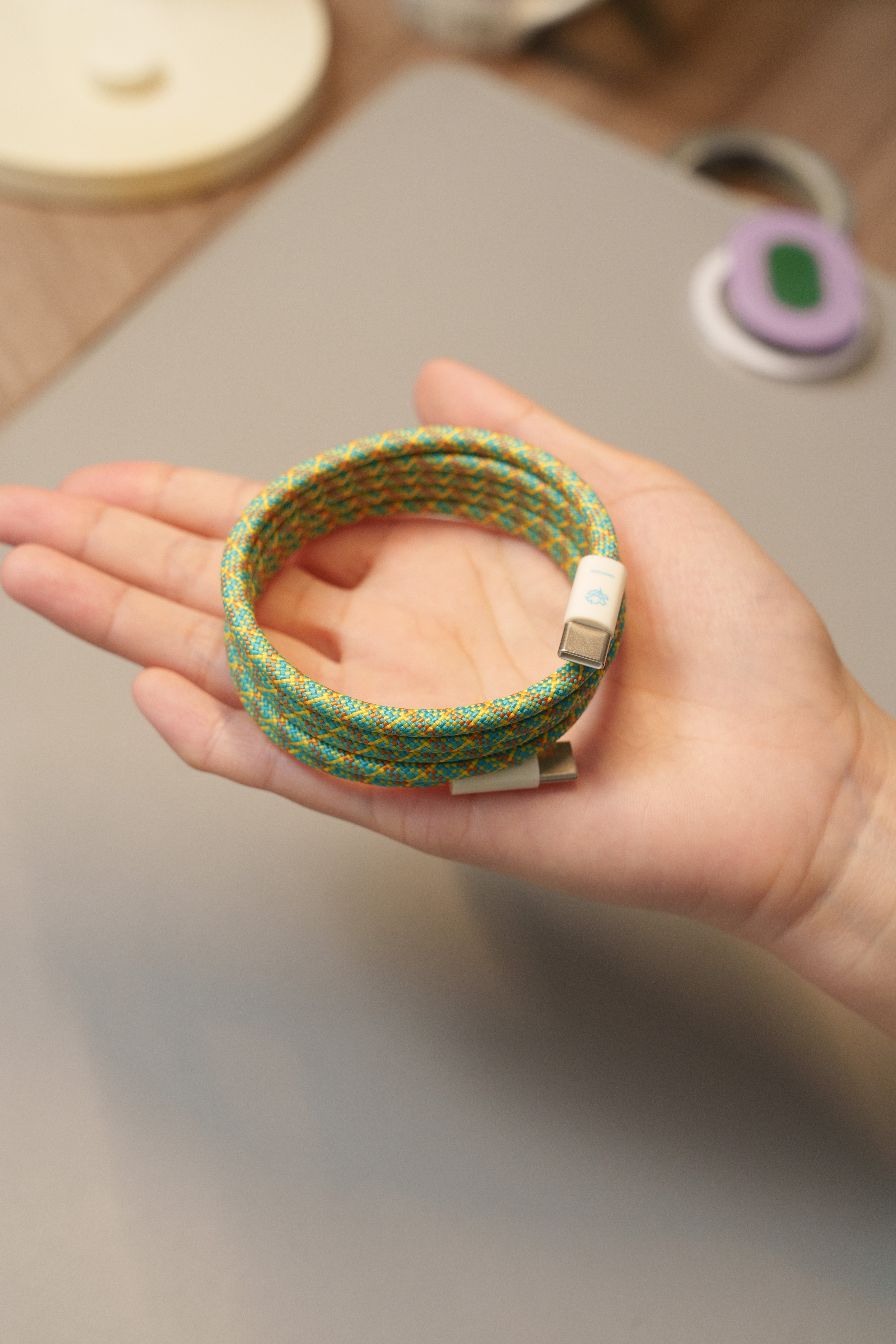 制糖工厂的二合一充电底座还蛮好的，有线充手机平板，无线充耳机，Max 60W桌面